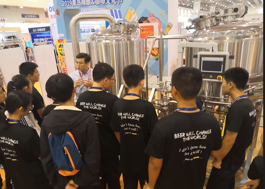 豪魯精釀啤酒設備講解中 豪魯精釀啤酒設備講解中